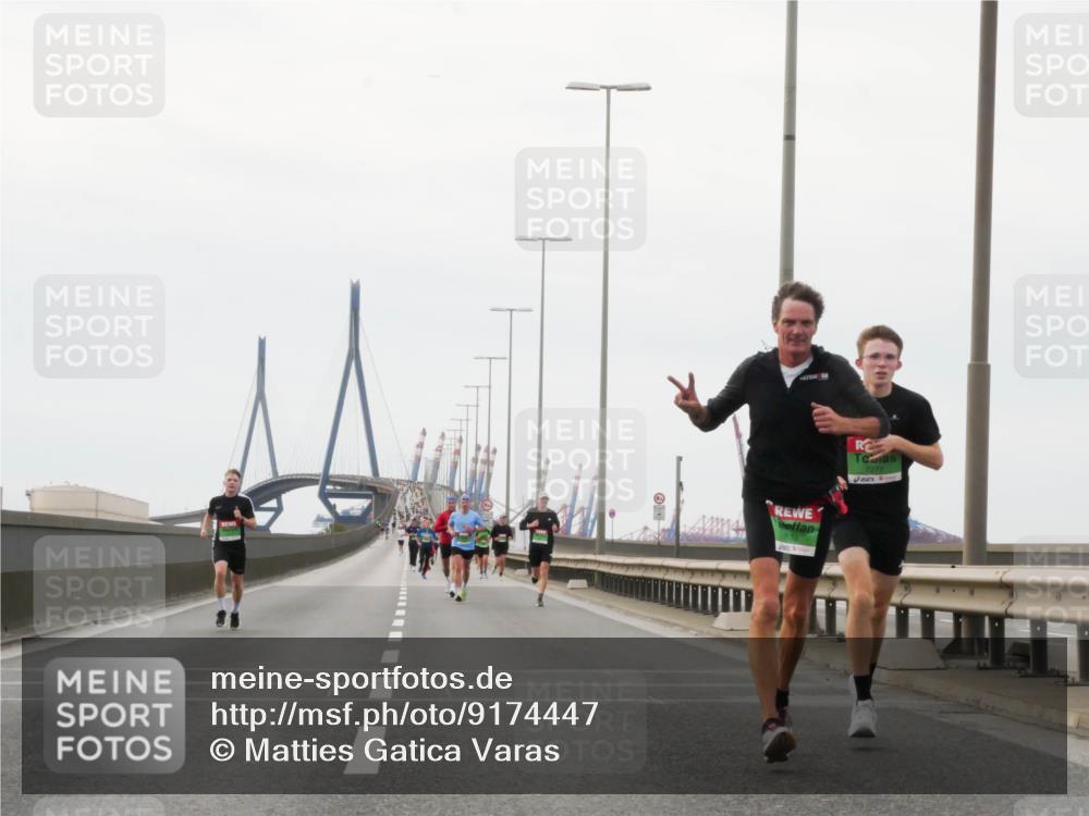 03.10.2025 - Köhlbrandbrückenlauf Matties Gatica Varas http://msf.ph/oto/9174447 03.10.2025 15:42:09 Position 3  meine-sportfotos.de