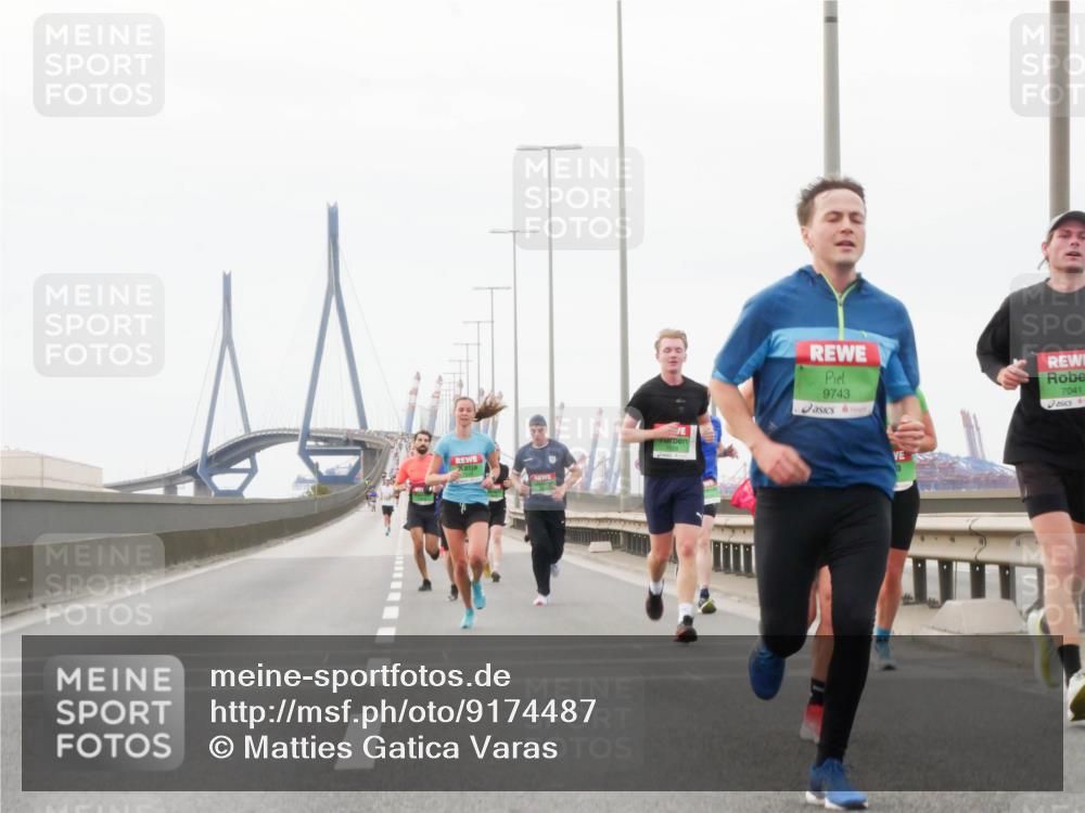03.10.2025 - Köhlbrandbrückenlauf Matties Gatica Varas http://msf.ph/oto/9174487 03.10.2025 15:42:29 Position 3 9743, 7041 meine-sportfotos.de