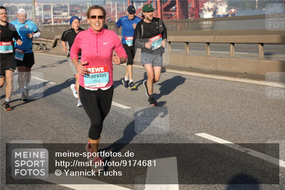 03.10.2025 - Köhlbrandbrückenlauf Yannick Fuchs http://msf.ph/oto/9174681 03.10.2025 08:43:41 Position 2 3218, 1566, 1489 meine-sportfotos.de