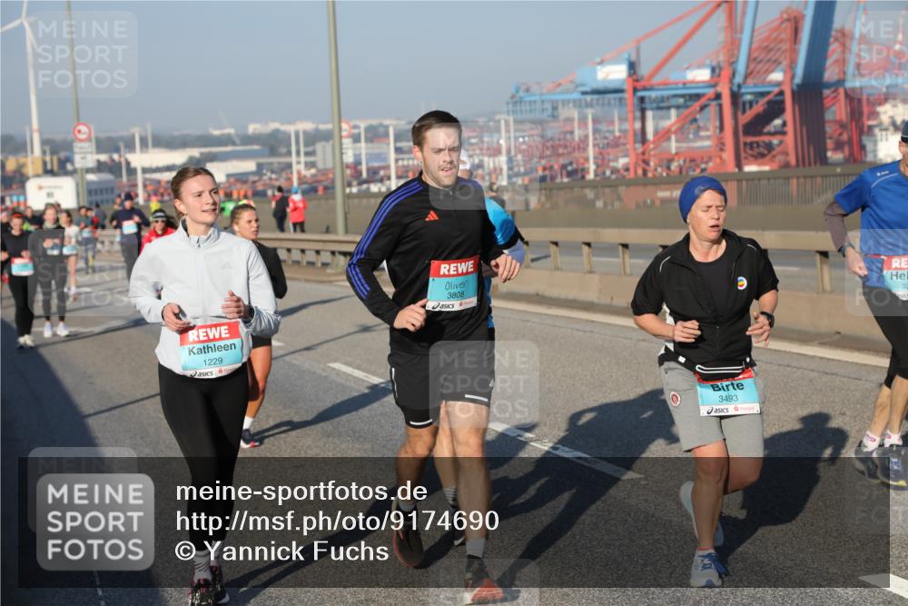 03.10.2025 - Köhlbrandbrückenlauf Yannick Fuchs http://msf.ph/oto/9174690 03.10.2025 08:43:42 Position 2 1229, 3808, 3493 meine-sportfotos.de