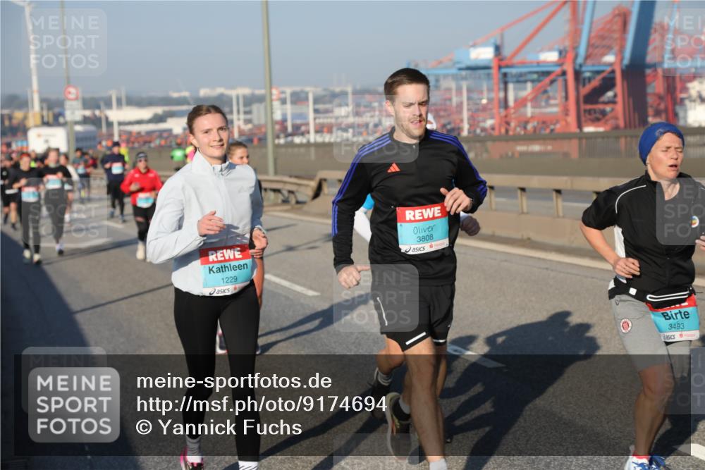 03.10.2025 - Köhlbrandbrückenlauf Yannick Fuchs http://msf.ph/oto/9174694 03.10.2025 08:43:43 Position 2 1229, 3808, 3493 meine-sportfotos.de