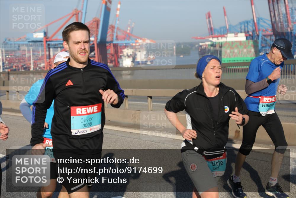 03.10.2025 - Köhlbrandbrückenlauf Yannick Fuchs http://msf.ph/oto/9174699 03.10.2025 08:43:44 Position 2 321, 3808, 3493 meine-sportfotos.de