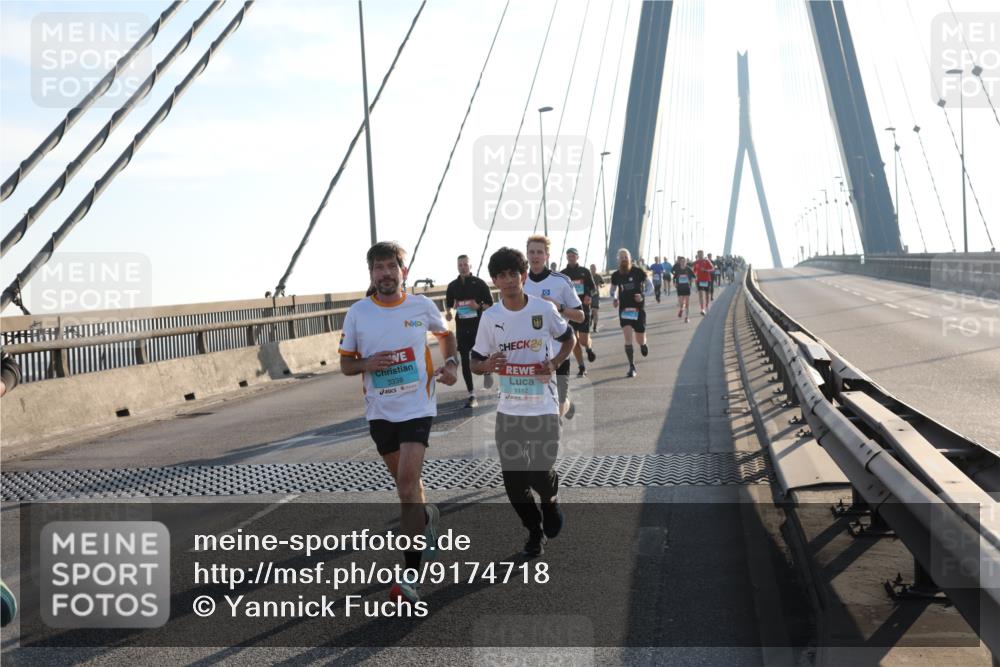 03.10.2025 - Köhlbrandbrückenlauf Yannick Fuchs http://msf.ph/oto/9174718 03.10.2025 08:23:02 Position 1 24, 1112, 3338 meine-sportfotos.de
