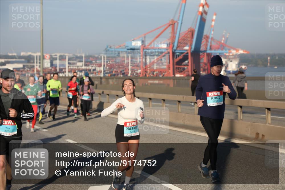03.10.2025 - Köhlbrandbrückenlauf Yannick Fuchs http://msf.ph/oto/9174752 03.10.2025 08:43:54 Position 2 3734, 1203, 1257 meine-sportfotos.de