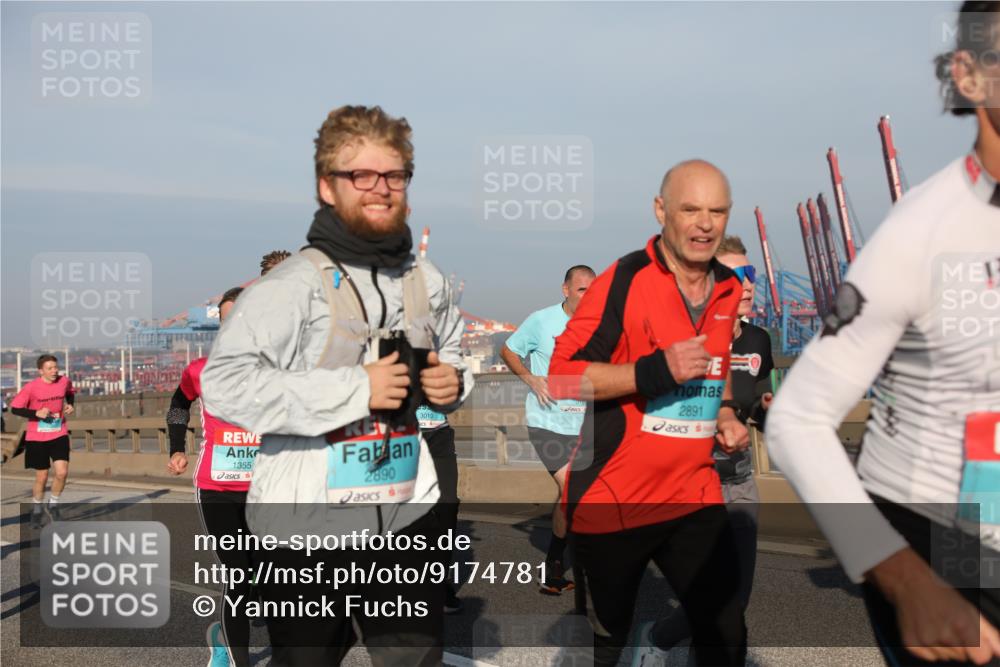 03.10.2025 - Köhlbrandbrückenlauf Yannick Fuchs http://msf.ph/oto/9174781 03.10.2025 08:44:11 Position 2 1355, 2890, 3010, 2891 meine-sportfotos.de