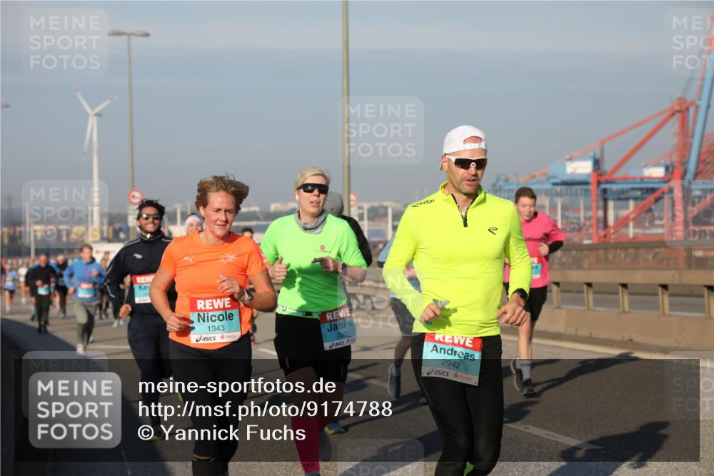 03.10.2025 - Köhlbrandbrückenlauf Yannick Fuchs http://msf.ph/oto/9174788 03.10.2025 08:44:12 Position 2 1343, 2, 2821, 2942 meine-sportfotos.de