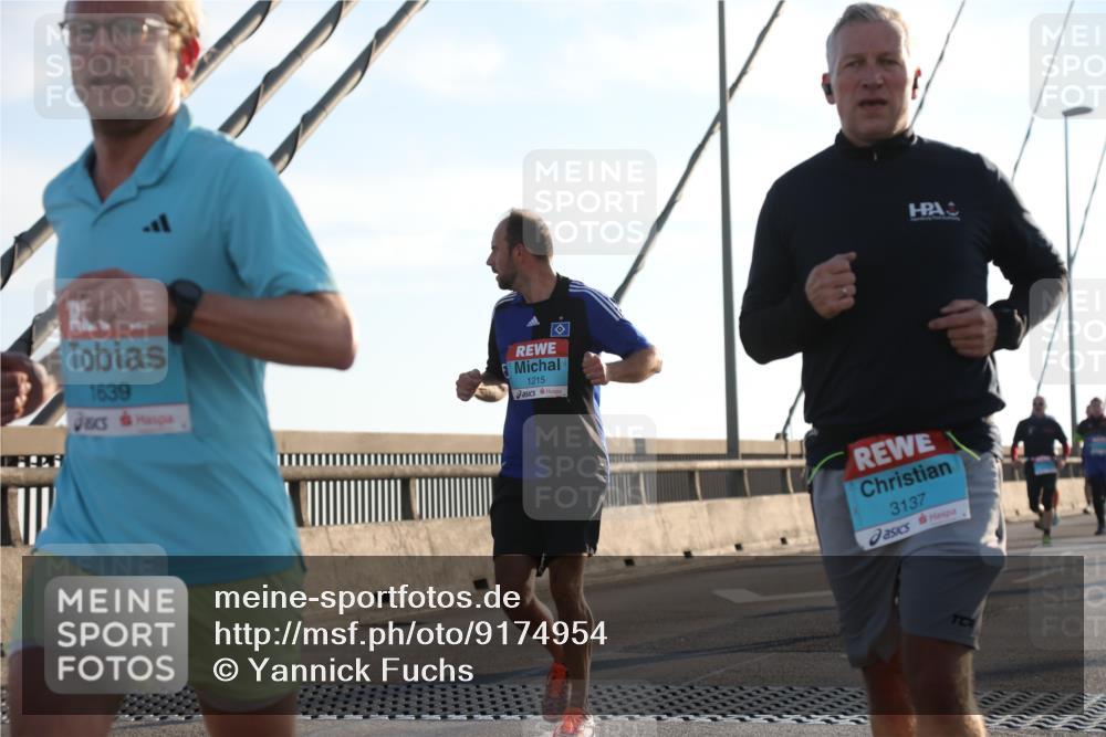 03.10.2025 - Köhlbrandbrückenlauf Yannick Fuchs http://msf.ph/oto/9174954 03.10.2025 08:23:38 Position 1 1639, 1215, 3137 meine-sportfotos.de