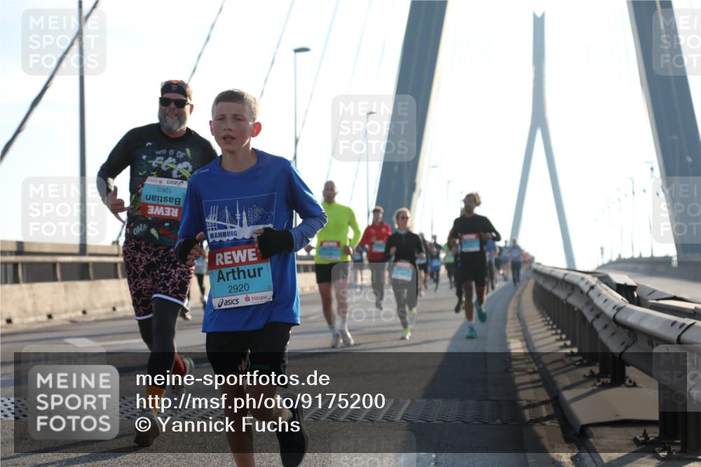 03.10.2025 - Köhlbrandbrückenlauf Yannick Fuchs http://msf.ph/oto/9175200 03.10.2025 08:23:59 Position 1 8901, 2920 meine-sportfotos.de