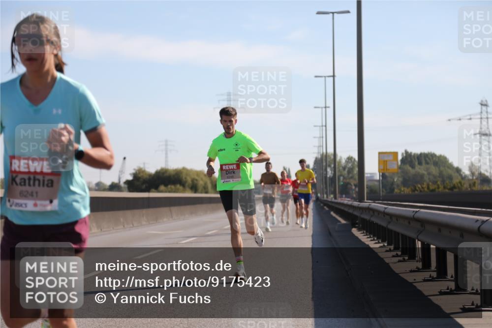 03.10.2025 - Köhlbrandbrückenlauf Yannick Fuchs http://msf.ph/oto/9175423 03.10.2025 11:11:56 Position 3 6248, 6241 meine-sportfotos.de