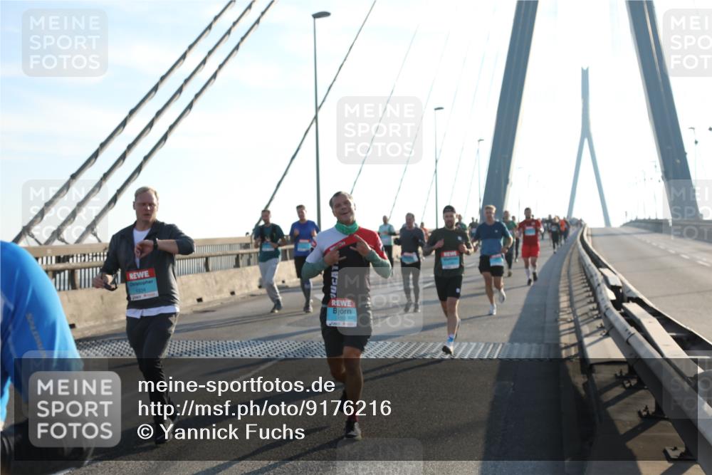 03.10.2025 - Köhlbrandbrückenlauf Yannick Fuchs http://msf.ph/oto/9176216 03.10.2025 08:25:38 Position 1 1334, 3053 meine-sportfotos.de