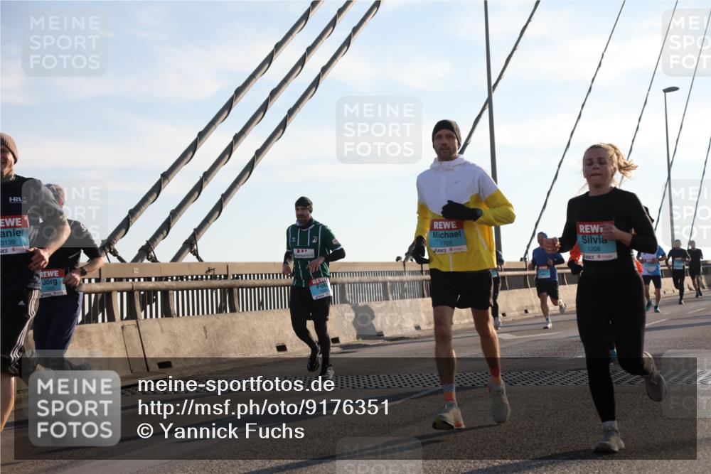 03.10.2025 - Köhlbrandbrückenlauf Yannick Fuchs http://msf.ph/oto/9176351 03.10.2025 08:25:50 Position 1 3139, 1702, 1208, 1255 meine-sportfotos.de