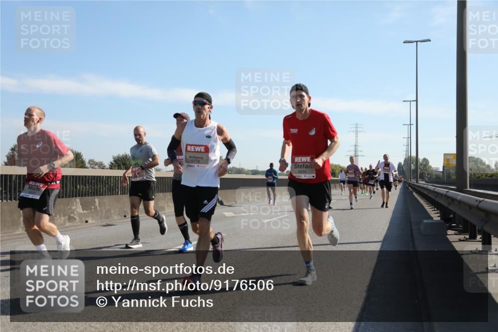03.10.2025 - Köhlbrandbrückenlauf Yannick Fuchs http://msf.ph/oto/9176506 03.10.2025 11:14:25 Position 3 6373, 6718, 6654 meine-sportfotos.de