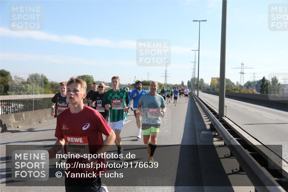 03.10.2025 - Köhlbrandbrückenlauf Yannick Fuchs http://msf.ph/oto/9176639 03.10.2025 11:14:40 Position 3 5926, 6167, 6036 meine-sportfotos.de