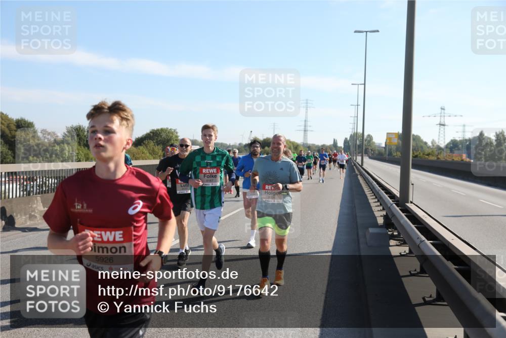 03.10.2025 - Köhlbrandbrückenlauf Yannick Fuchs http://msf.ph/oto/9176642 03.10.2025 11:14:40 Position 3 5926, 4177, 6167, 6036 meine-sportfotos.de