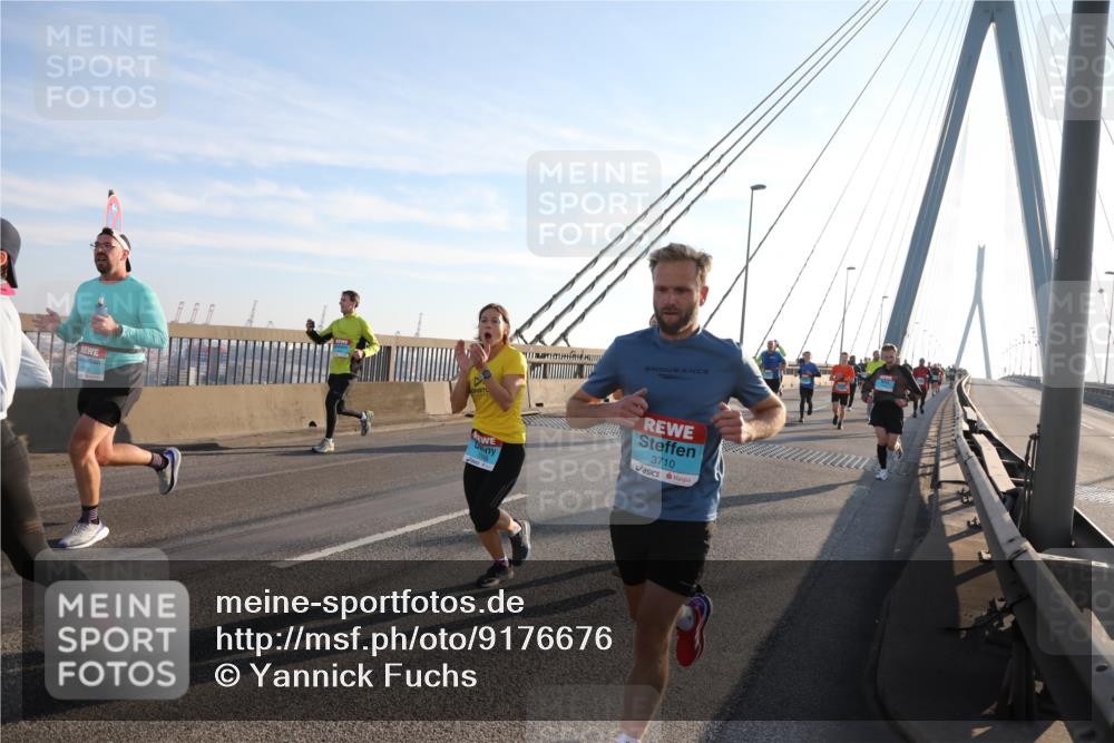 03.10.2025 - Köhlbrandbrückenlauf Yannick Fuchs http://msf.ph/oto/9176676 03.10.2025 08:26:15 Position 1 3710 meine-sportfotos.de