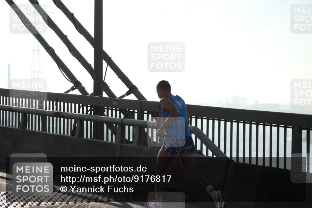 03.10.2025 - Köhlbrandbrückenlauf Yannick Fuchs http://msf.ph/oto/9176817 03.10.2025 08:26:25 Position 1 1765 meine-sportfotos.de