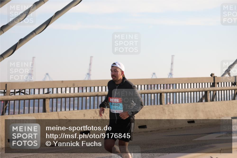 03.10.2025 - Köhlbrandbrückenlauf Yannick Fuchs http://msf.ph/oto/9176845 03.10.2025 08:26:34 Position 1 2661 meine-sportfotos.de