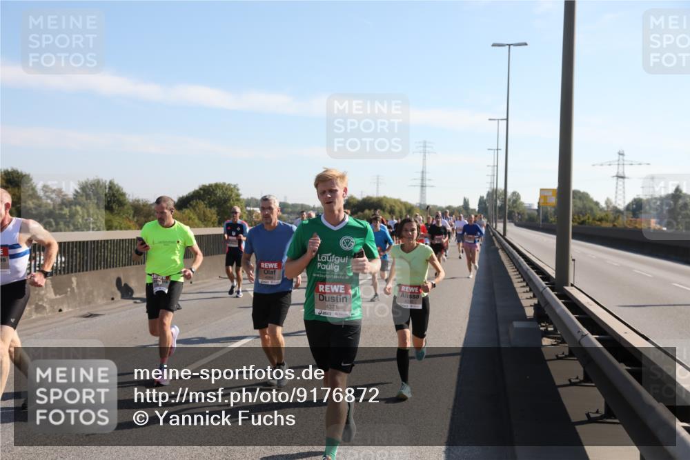 03.10.2025 - Köhlbrandbrückenlauf Yannick Fuchs http://msf.ph/oto/9176872 03.10.2025 11:15:15 Position 3 4284, 4371, 4292 meine-sportfotos.de