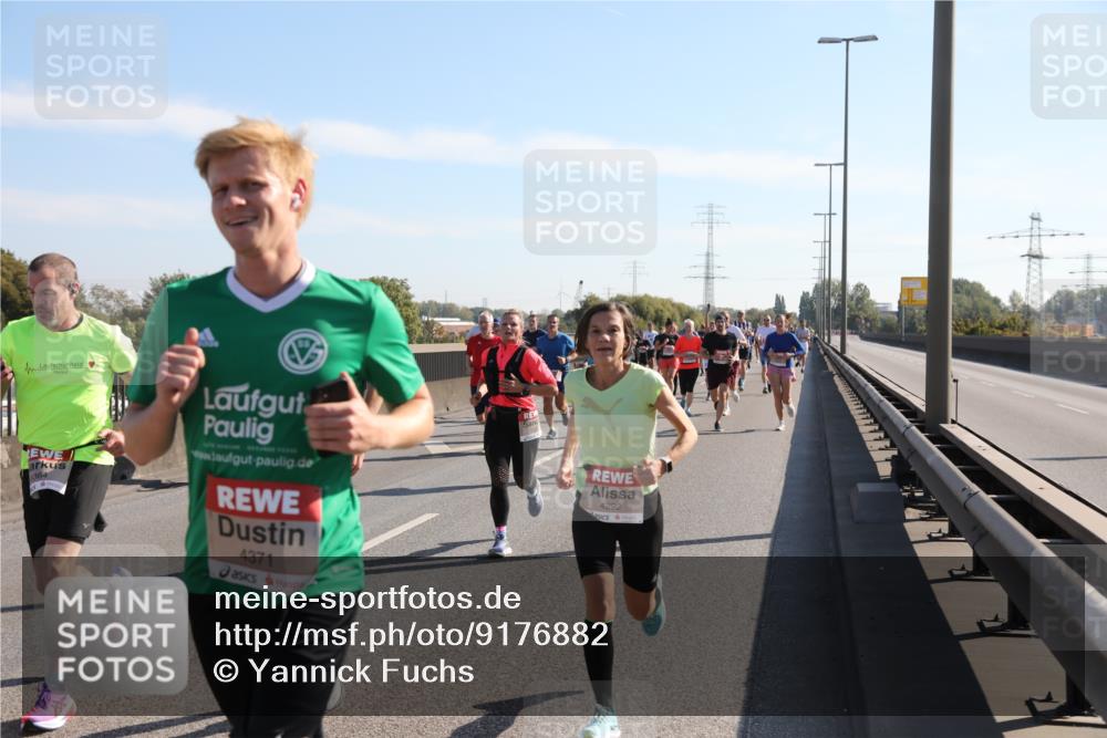 03.10.2025 - Köhlbrandbrückenlauf Yannick Fuchs http://msf.ph/oto/9176882 03.10.2025 11:15:16 Position 3 364, 4371, 4292 meine-sportfotos.de