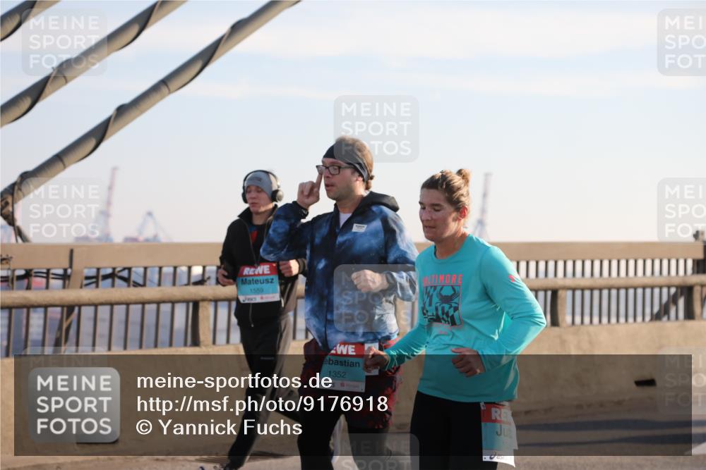 03.10.2025 - Köhlbrandbrückenlauf Yannick Fuchs http://msf.ph/oto/9176918 03.10.2025 08:26:47 Position 1 1559, 1352, 1356 meine-sportfotos.de