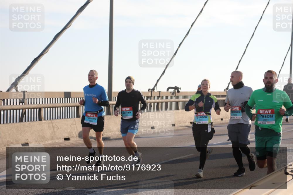 03.10.2025 - Köhlbrandbrückenlauf Yannick Fuchs http://msf.ph/oto/9176923 03.10.2025 08:26:48 Position 1 2989, 1377, 1378, 3041, 10 meine-sportfotos.de