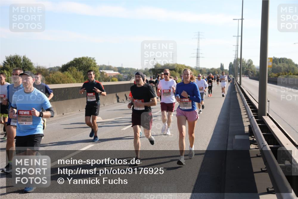 03.10.2025 - Köhlbrandbrückenlauf Yannick Fuchs http://msf.ph/oto/9176925 03.10.2025 11:15:19 Position 3 413, 4249, 4203 meine-sportfotos.de