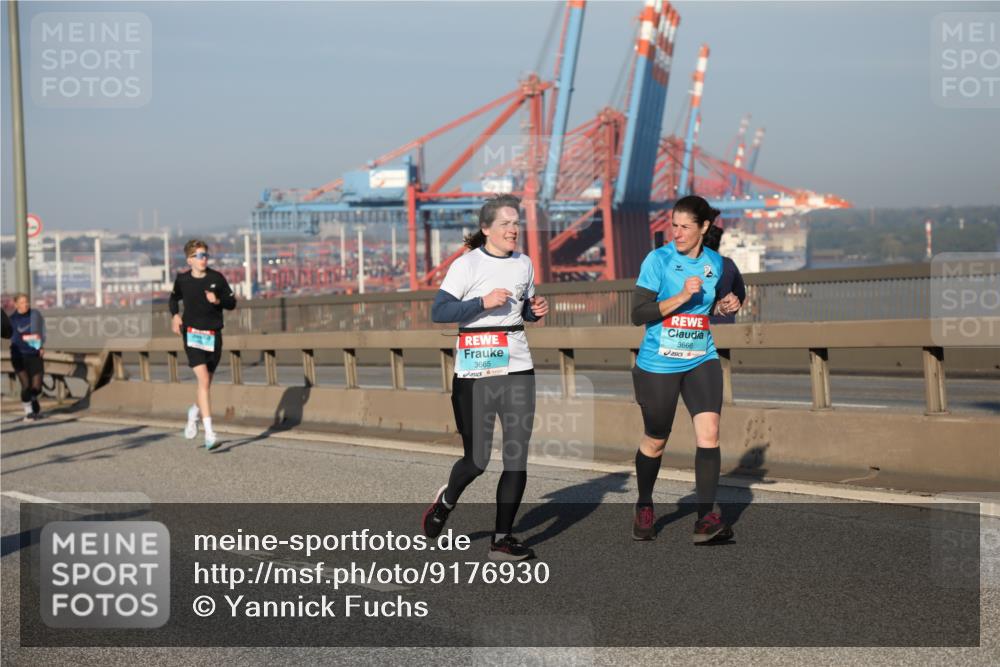03.10.2025 - Köhlbrandbrückenlauf Yannick Fuchs http://msf.ph/oto/9176930 03.10.2025 08:47:36 Position 2 3665, 3666 meine-sportfotos.de