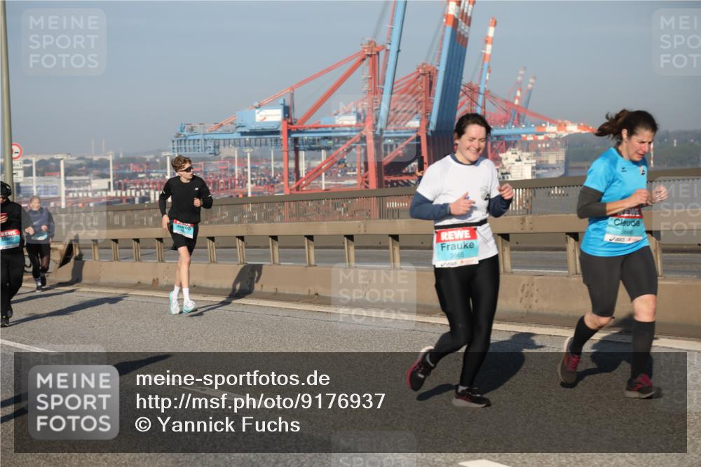 03.10.2025 - Köhlbrandbrückenlauf Yannick Fuchs http://msf.ph/oto/9176937 03.10.2025 08:47:36 Position 2 3665, 3666 meine-sportfotos.de