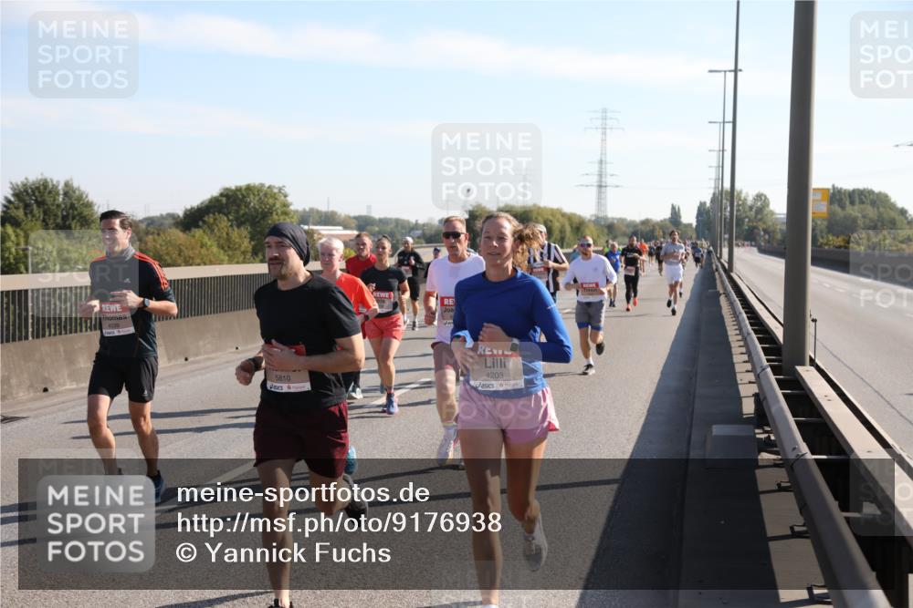 03.10.2025 - Köhlbrandbrückenlauf Yannick Fuchs http://msf.ph/oto/9176938 03.10.2025 11:15:20 Position 3 4039, 5810, 4203 meine-sportfotos.de