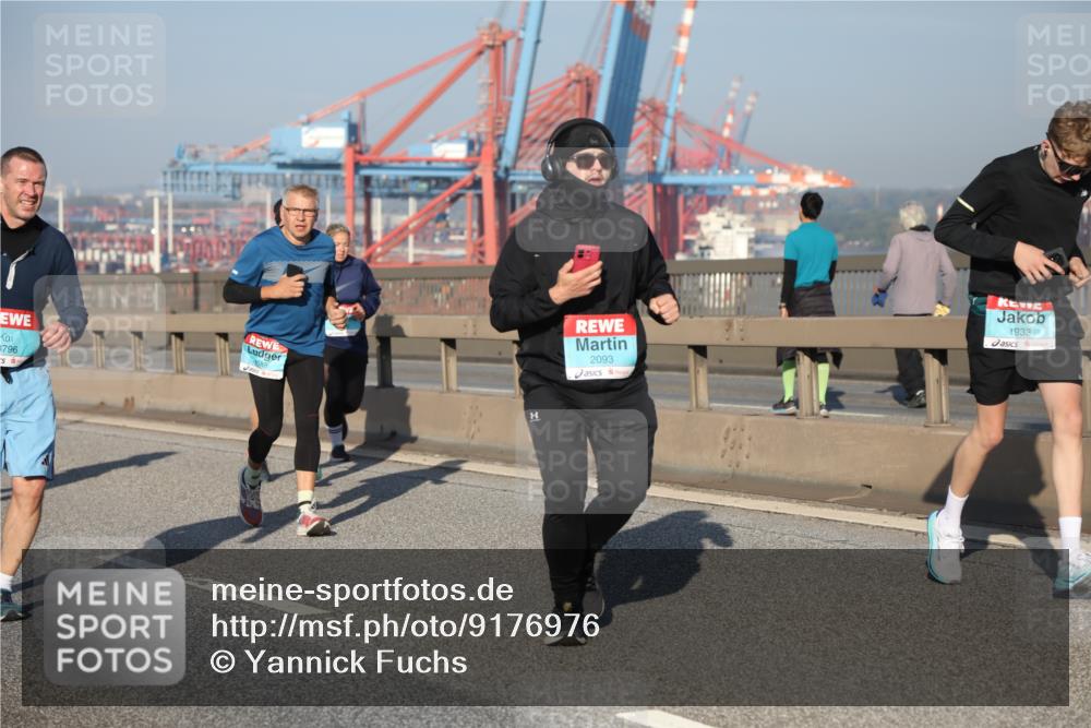 03.10.2025 - Köhlbrandbrückenlauf Yannick Fuchs http://msf.ph/oto/9176976 03.10.2025 08:47:41 Position 2 796, 1685, 2093, 1933 meine-sportfotos.de