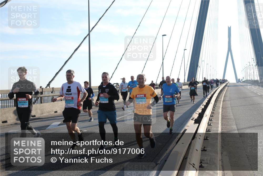 03.10.2025 - Köhlbrandbrückenlauf Yannick Fuchs http://msf.ph/oto/9177006 03.10.2025 08:27:01 Position 1 1089, 3236, 2761, 1428 meine-sportfotos.de