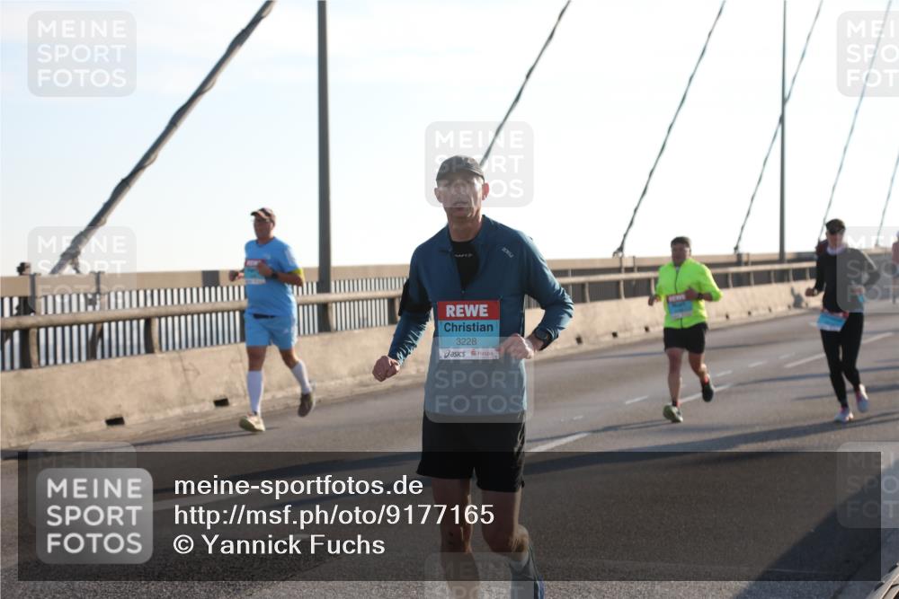 03.10.2025 - Köhlbrandbrückenlauf Yannick Fuchs http://msf.ph/oto/9177165 03.10.2025 08:27:20 Position 1 3228, 2 meine-sportfotos.de