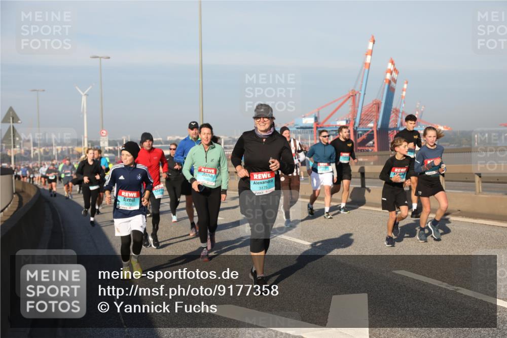 03.10.2025 - Köhlbrandbrückenlauf Yannick Fuchs http://msf.ph/oto/9177358 03.10.2025 08:48:24 Position 2 3178, 3175, 17 meine-sportfotos.de