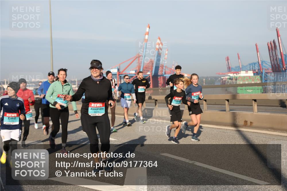 03.10.2025 - Köhlbrandbrückenlauf Yannick Fuchs http://msf.ph/oto/9177364 03.10.2025 08:48:24 Position 2 3178, 3175, 3219, 17 meine-sportfotos.de