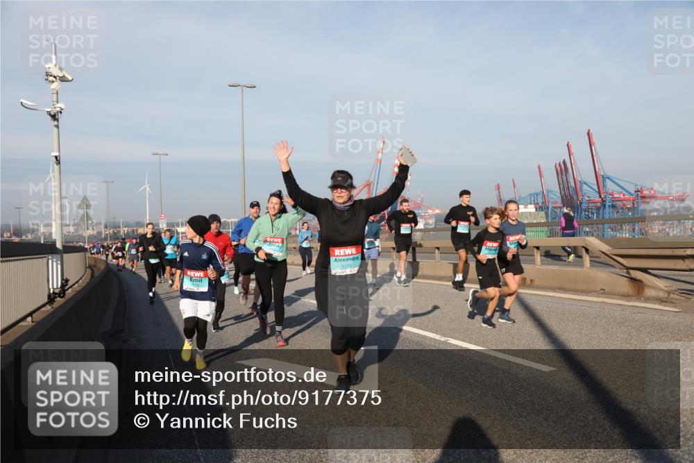 03.10.2025 - Köhlbrandbrückenlauf Yannick Fuchs http://msf.ph/oto/9177375 03.10.2025 08:48:25 Position 2 3178, 3175, 17 meine-sportfotos.de