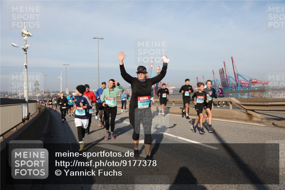 03.10.2025 - Köhlbrandbrückenlauf Yannick Fuchs http://msf.ph/oto/9177378 03.10.2025 08:48:25 Position 2 3178, 3175 meine-sportfotos.de