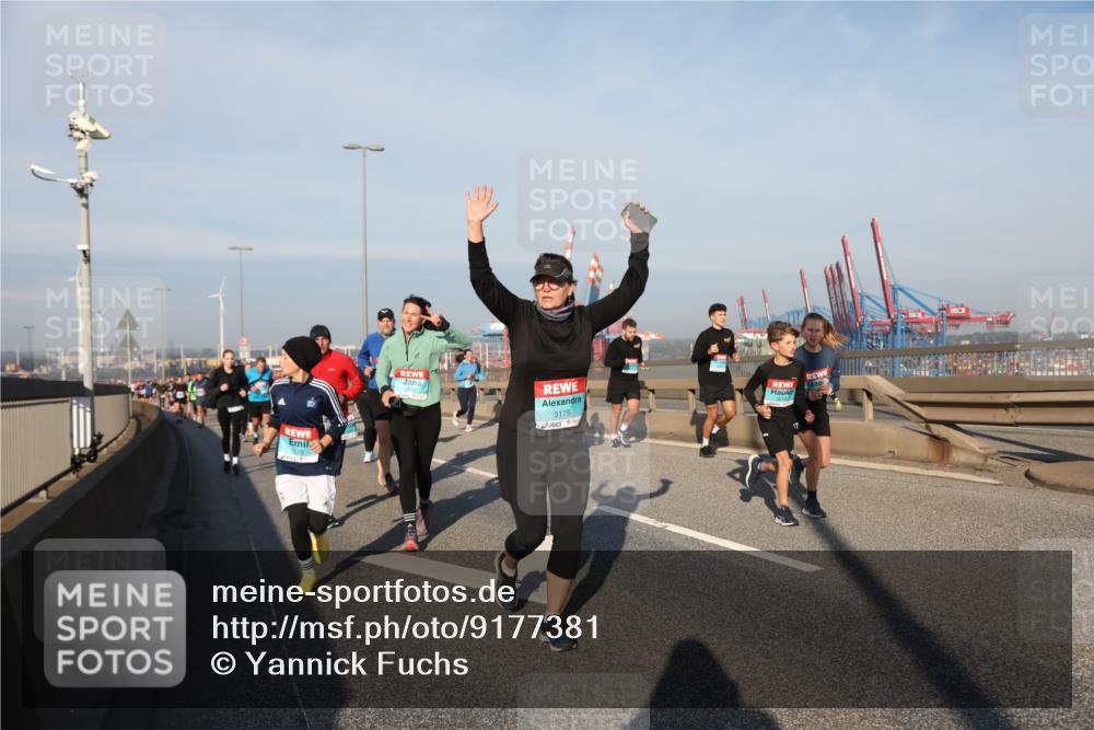 03.10.2025 - Köhlbrandbrückenlauf Yannick Fuchs http://msf.ph/oto/9177381 03.10.2025 08:48:25 Position 2 3178, 3175, 17 meine-sportfotos.de