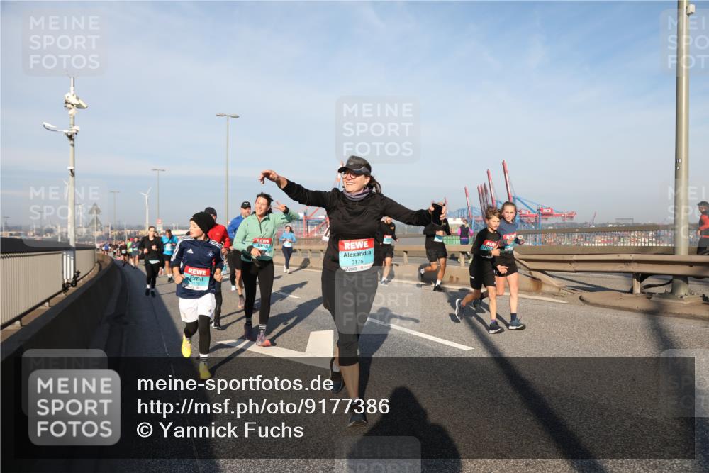 03.10.2025 - Köhlbrandbrückenlauf Yannick Fuchs http://msf.ph/oto/9177386 03.10.2025 08:48:25 Position 2 3178, 3175 meine-sportfotos.de