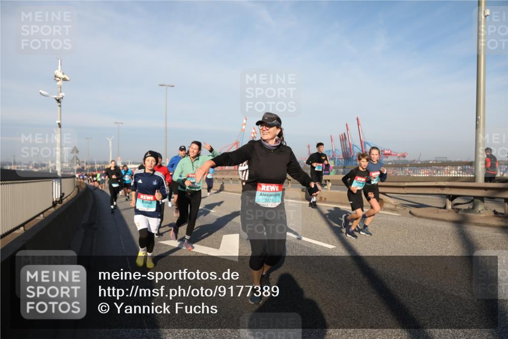 03.10.2025 - Köhlbrandbrückenlauf Yannick Fuchs http://msf.ph/oto/9177389 03.10.2025 08:48:25 Position 2 3178, 3175 meine-sportfotos.de