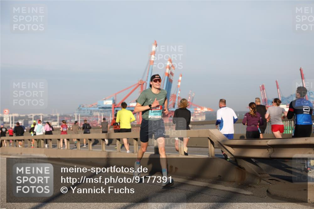 03.10.2025 - Köhlbrandbrückenlauf Yannick Fuchs http://msf.ph/oto/9177391 03.10.2025 08:27:54 Position 1 1008 meine-sportfotos.de