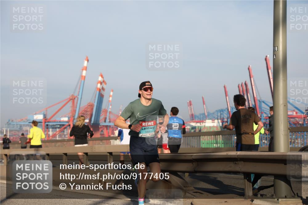 03.10.2025 - Köhlbrandbrückenlauf Yannick Fuchs http://msf.ph/oto/9177405 03.10.2025 08:27:55 Position 1 1008, 10, 18 meine-sportfotos.de