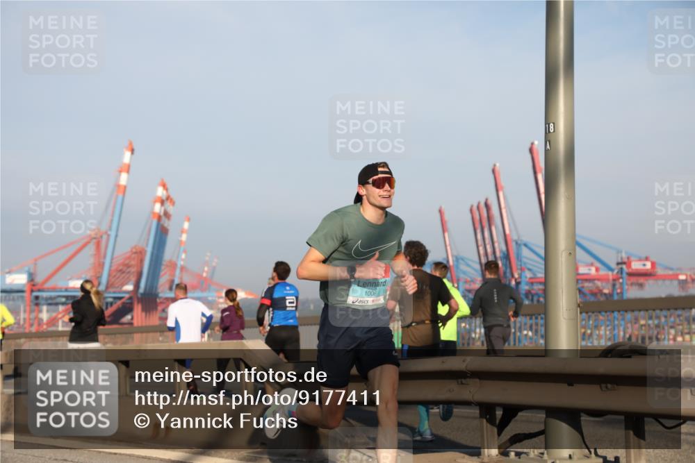 03.10.2025 - Köhlbrandbrückenlauf Yannick Fuchs http://msf.ph/oto/9177411 03.10.2025 08:27:55 Position 1 10 meine-sportfotos.de