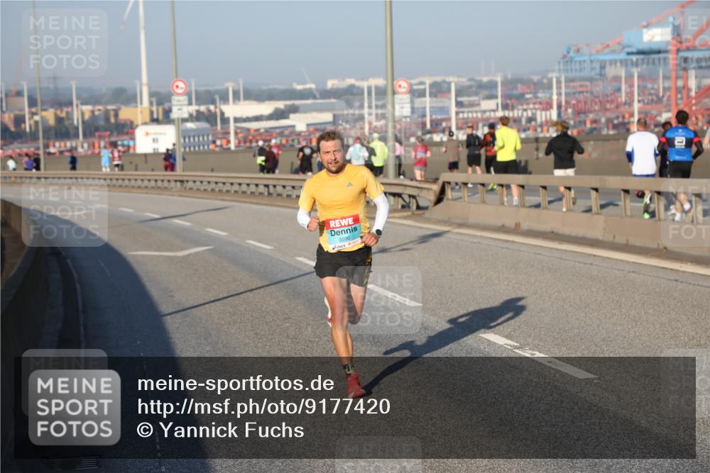 03.10.2025 - Köhlbrandbrückenlauf Yannick Fuchs http://msf.ph/oto/9177420 03.10.2025 08:27:59 Position 1 3590 meine-sportfotos.de
