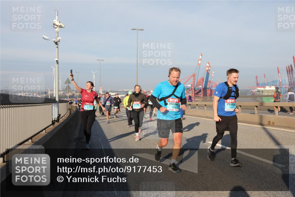 03.10.2025 - Köhlbrandbrückenlauf Yannick Fuchs http://msf.ph/oto/9177453 03.10.2025 08:48:31 Position 2 2812, 3229 meine-sportfotos.de