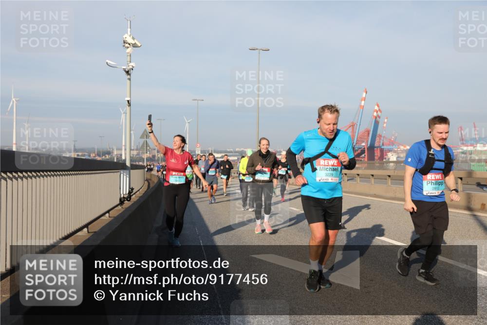 03.10.2025 - Köhlbrandbrückenlauf Yannick Fuchs http://msf.ph/oto/9177456 03.10.2025 08:48:31 Position 2 3229, 2812 meine-sportfotos.de