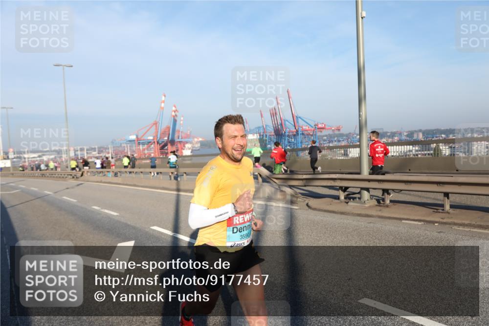 03.10.2025 - Köhlbrandbrückenlauf Yannick Fuchs http://msf.ph/oto/9177457 03.10.2025 08:28:02 Position 1 3590 meine-sportfotos.de