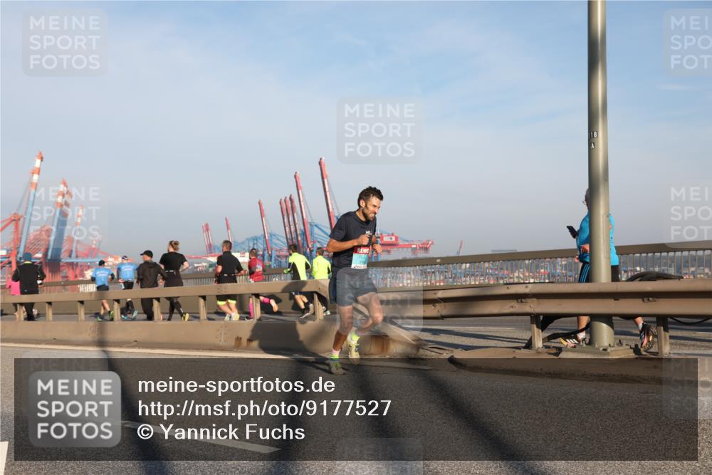 03.10.2025 - Köhlbrandbrückenlauf Yannick Fuchs http://msf.ph/oto/9177527 03.10.2025 08:28:51 Position 1 18 meine-sportfotos.de