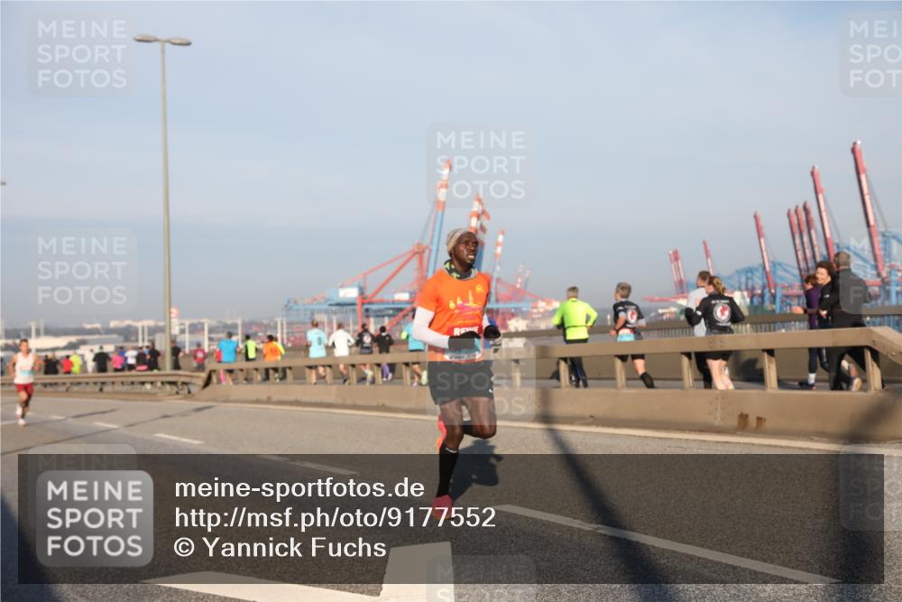 03.10.2025 - Köhlbrandbrückenlauf Yannick Fuchs http://msf.ph/oto/9177552 03.10.2025 08:29:01 Position 1  meine-sportfotos.de