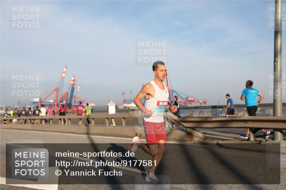 03.10.2025 - Köhlbrandbrückenlauf Yannick Fuchs http://msf.ph/oto/9177581 03.10.2025 08:29:07 Position 1 1015 meine-sportfotos.de