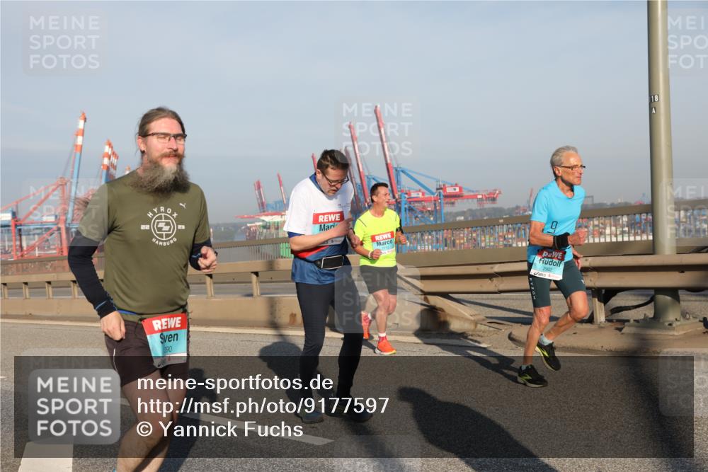 03.10.2025 - Köhlbrandbrückenlauf Yannick Fuchs http://msf.ph/oto/9177597 03.10.2025 08:48:48 Position 2 390, 2902, 18 meine-sportfotos.de